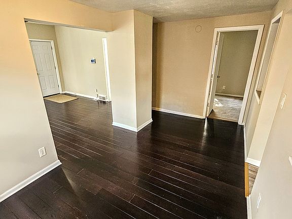 5th image of 1130 E Knox St