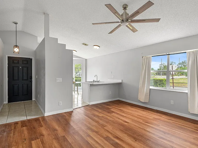 301 S Capen Ave — Photo 4