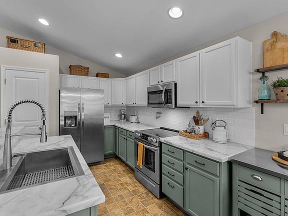 5th image of 495 NE Spruce Ct