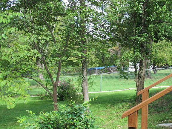 5th image of 215 Stratford Dr