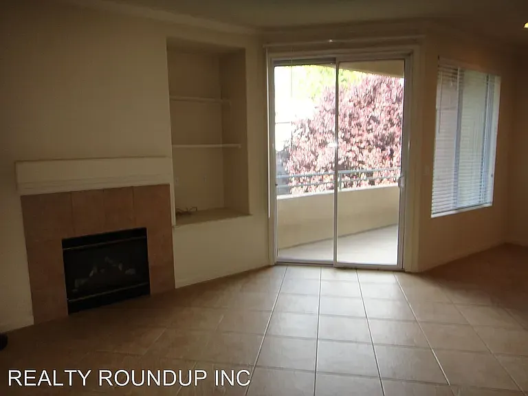 2 bed, 1039 sqft, $2,200 — Photo 3