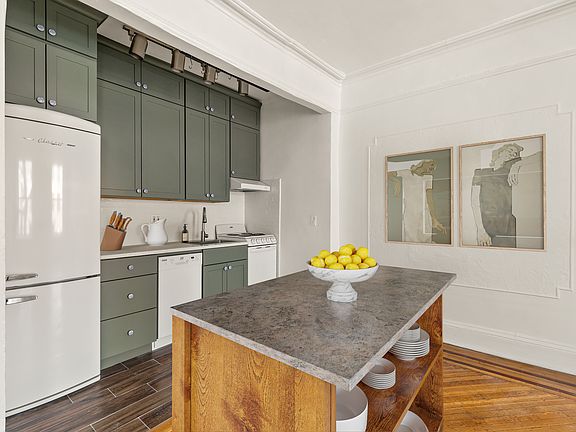 4th image of 220 Dean St #2