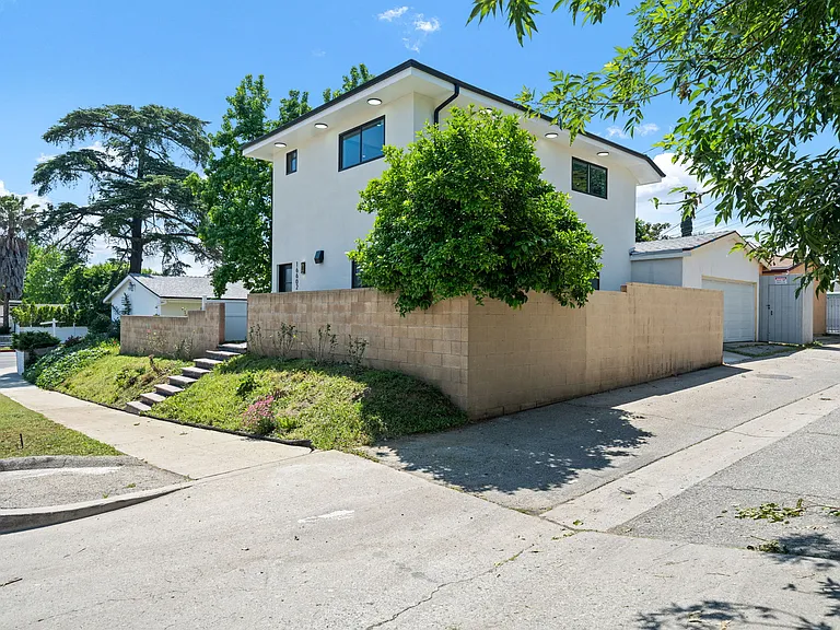 16602 Superior St — Photo 2