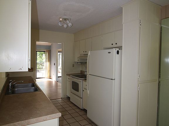 4th image of 11 Fawn Ln