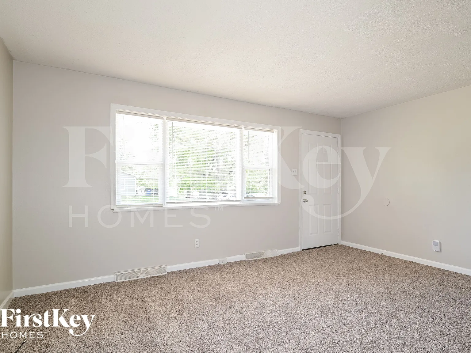 3 bed, 2.0 bath, 1014 sqft, $2,170 — Photo 4