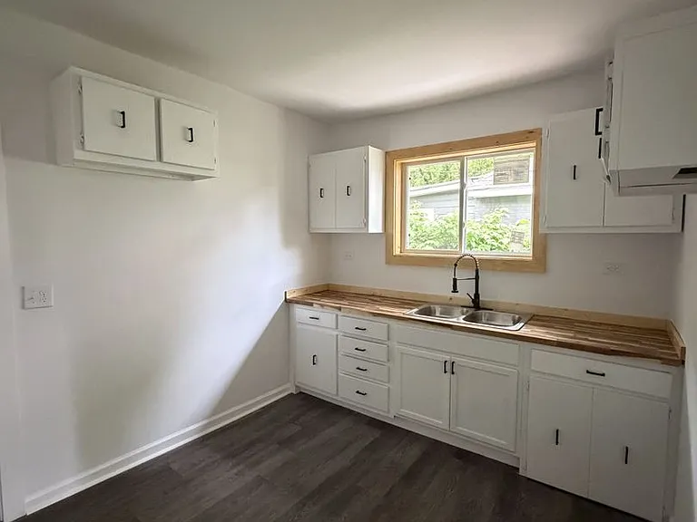 2577 Selman Ave — Photo 5