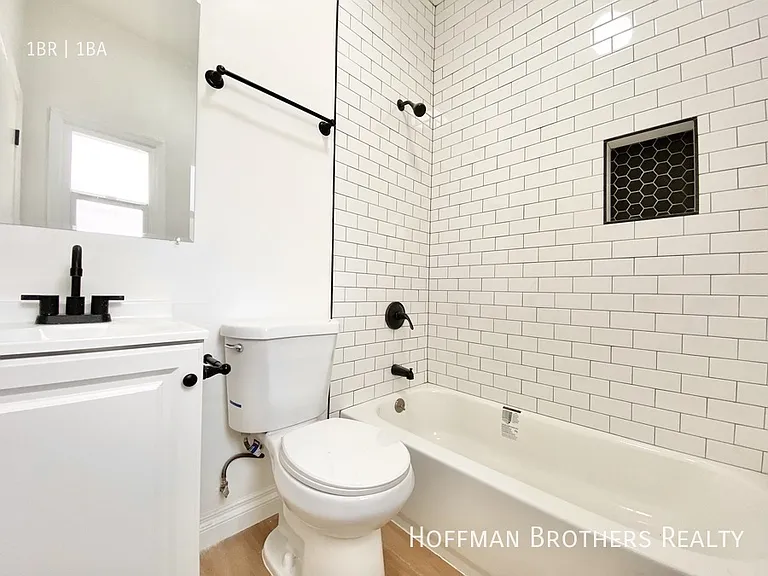 416 S Burlington Ave #1/2 — Photo 6