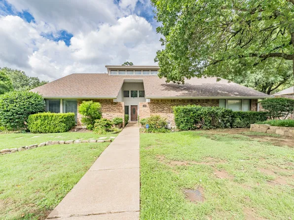 2703 Shadow Dr W, Arlington, TX 76006