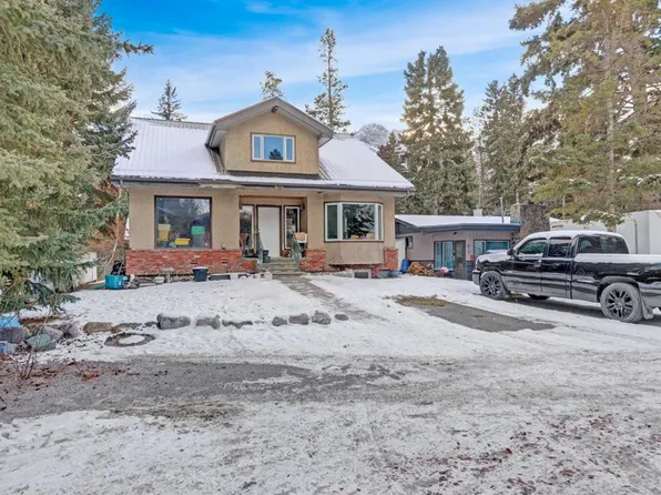 809 NW 13th St, Canmore, AB T1W 1W5