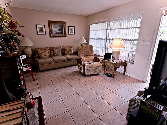 4th image of 22 Parkwood Villas Ct