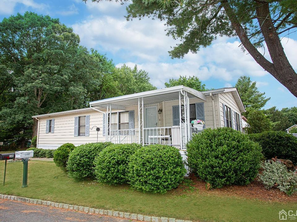 1st image of 139 Village Dr W