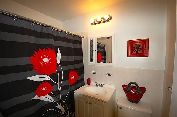 Rented by Re/Max In The City | media 8