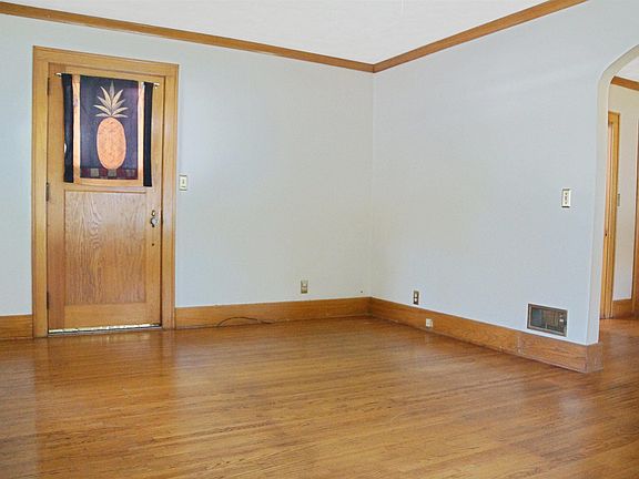 3rd image of 700 E Corrington Ave