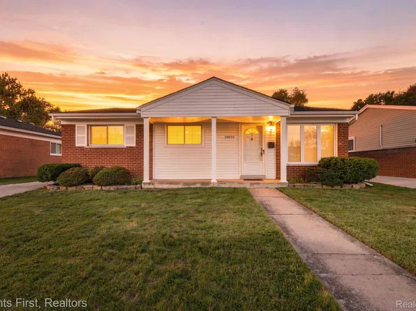 28019 Vogt St, Saint Clair Shores, MI 48081
