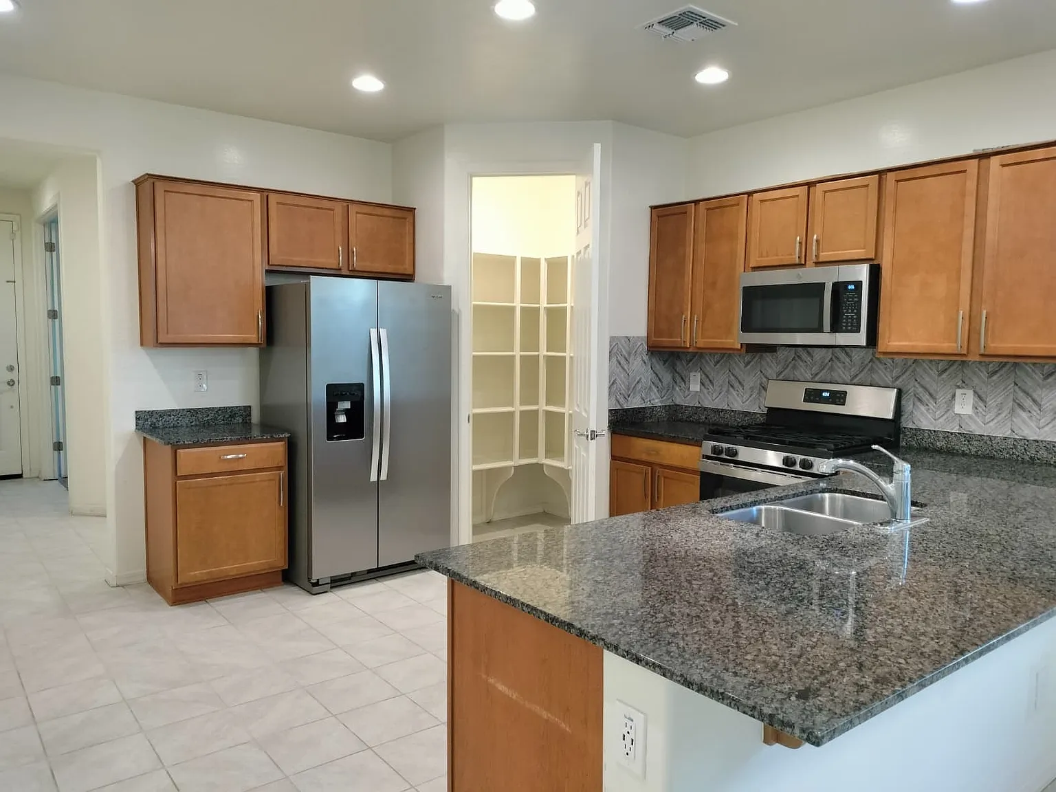 5 bed, 1960 sqft, $2,900 — Photo 3