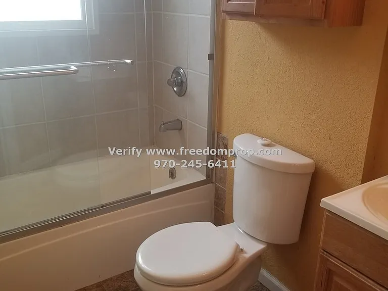 1015 Belford Ave — Photo 4