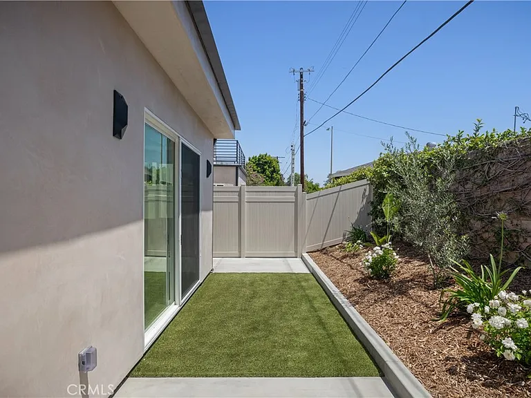 10053 Amestoy Ave — Photo 14