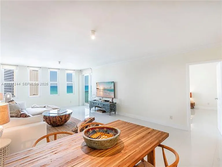 5401 Collins Ave #1013 — Photo 2