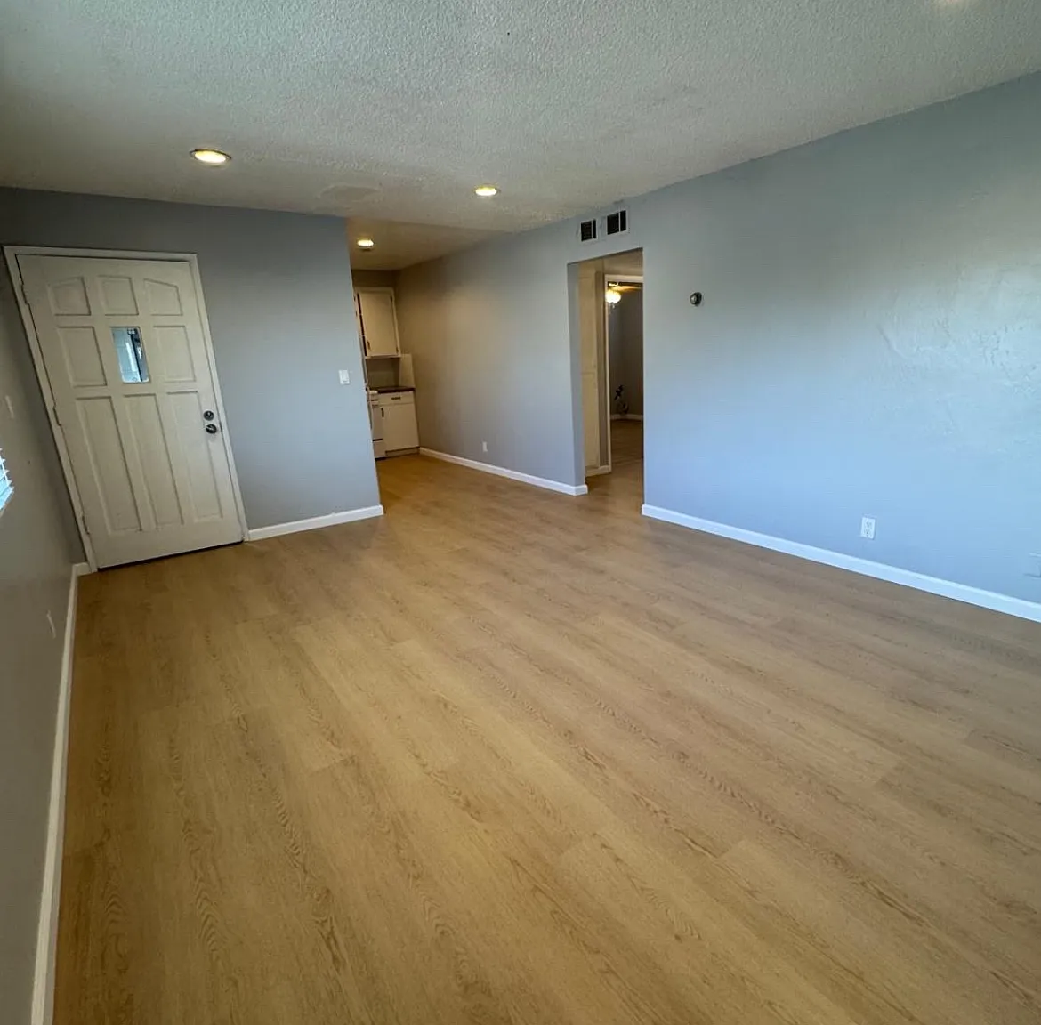 2 bed, 800 sqft, $1,300 — Photo 2