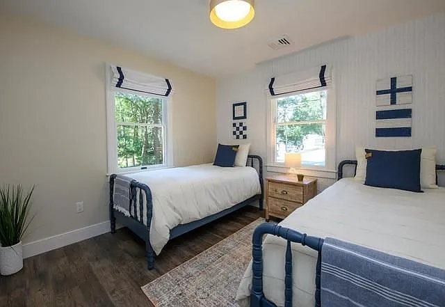 147 Hemlock Rd — Photo 2