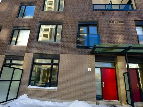 4080 Parkside Village Dr Townhouse 3, Mississauga, ON L5B 0K2