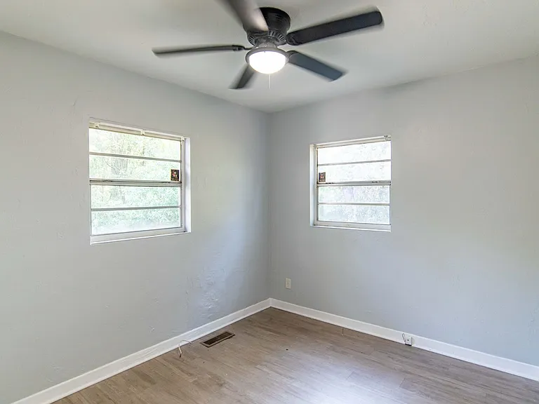 1343 Charlotte St — Photo 16