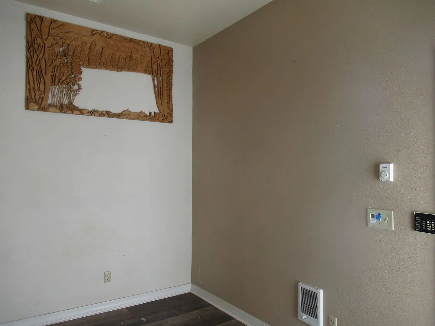 Spacious 1 Bedroom, .75 Bathroom Mil Apartment All Utilities Included — Photo 2