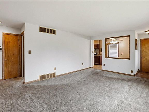 4th image of 909 N Rensselaer St