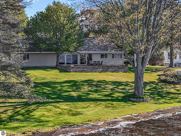 3rd image of 1016 Sunnyside Dr
