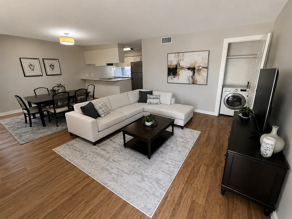 600 1/2 E 53rd St #114