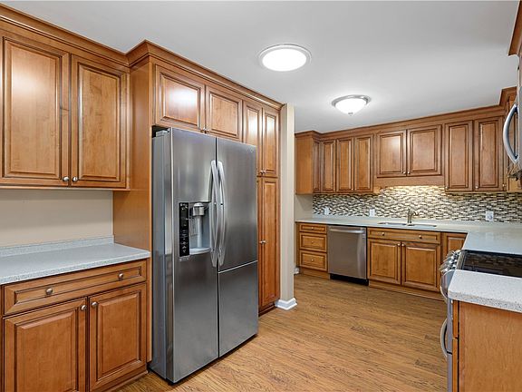3rd image of 907 Orchard Park