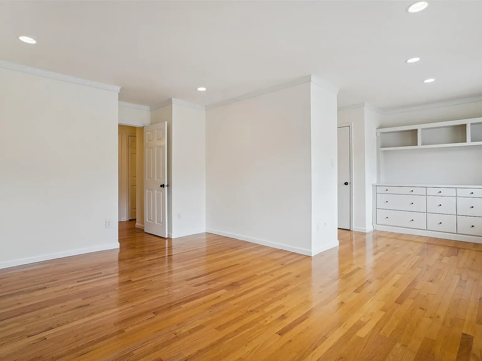 3 bed, 2293 sqft, $3,400 — Photo 4
