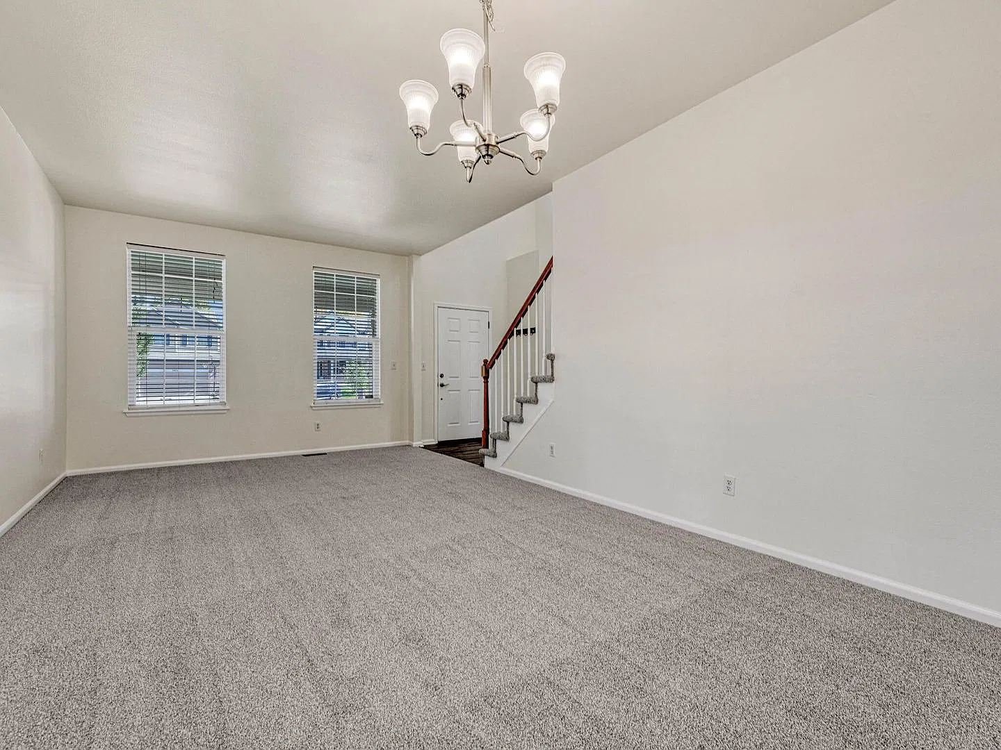 Beautifully updated 4br/3ba home — Photo 4