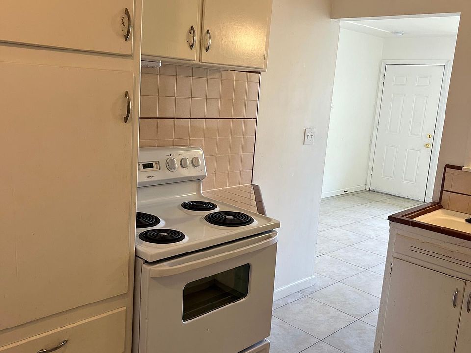 The other side of the kitchen.