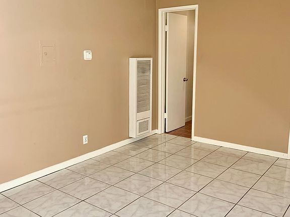 4th image of 470 W 10th St