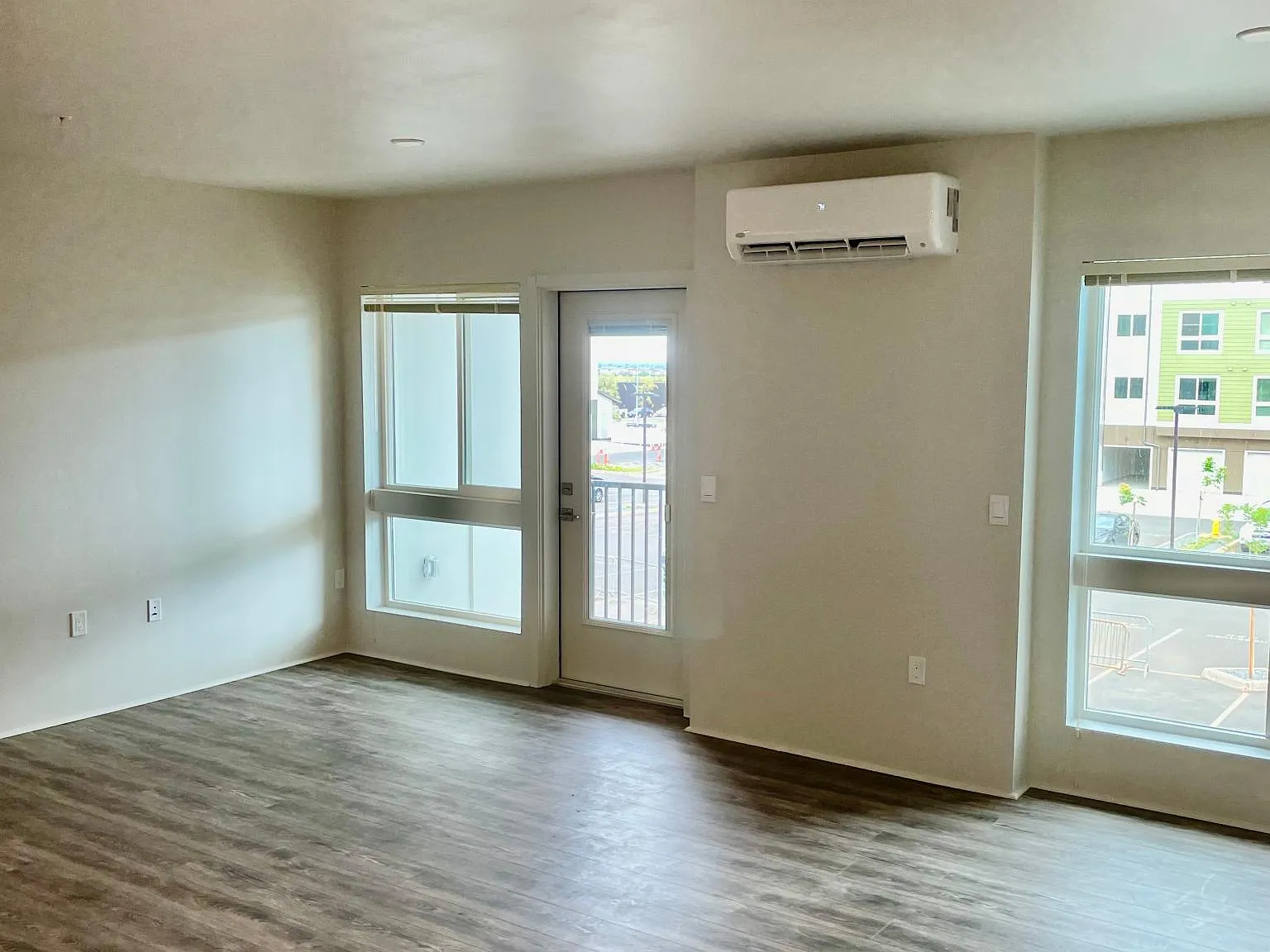 2 bed, 910 sqft, $3,350 — Photo 2