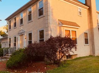 2736 Woodsview Dr, Bensalem, PA 19020