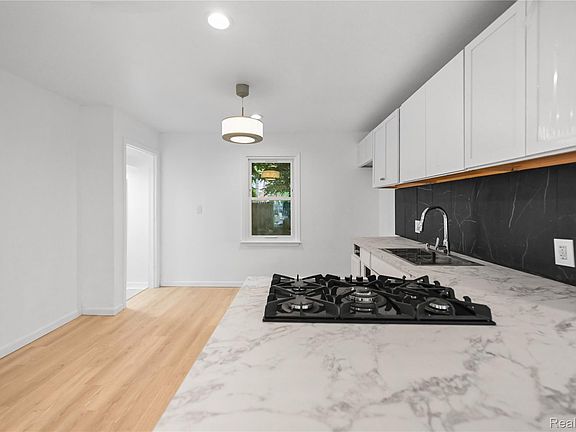 5th image of 5961 Bluehill St