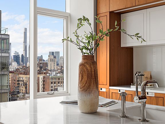 4th image of 1289 Lexington Ave #17B