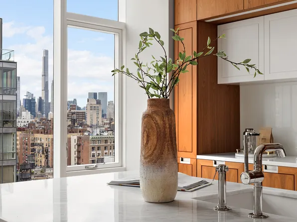 1289 Lexington Avenue 17B image 3 of 16