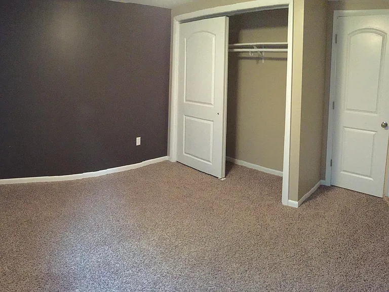 137 Columbia Ct — Photo 6