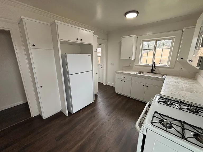 520 E Cypress St — Photo 11