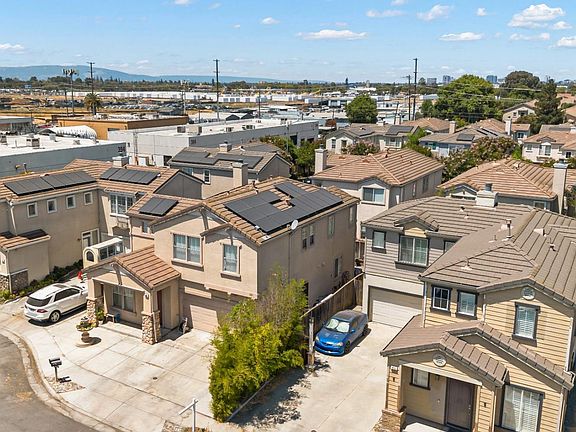 5th image of 409 Meadowfaire Pl