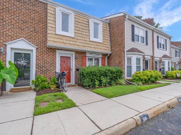 586 Tenbee Ln, Virginia Beach, VA 23451