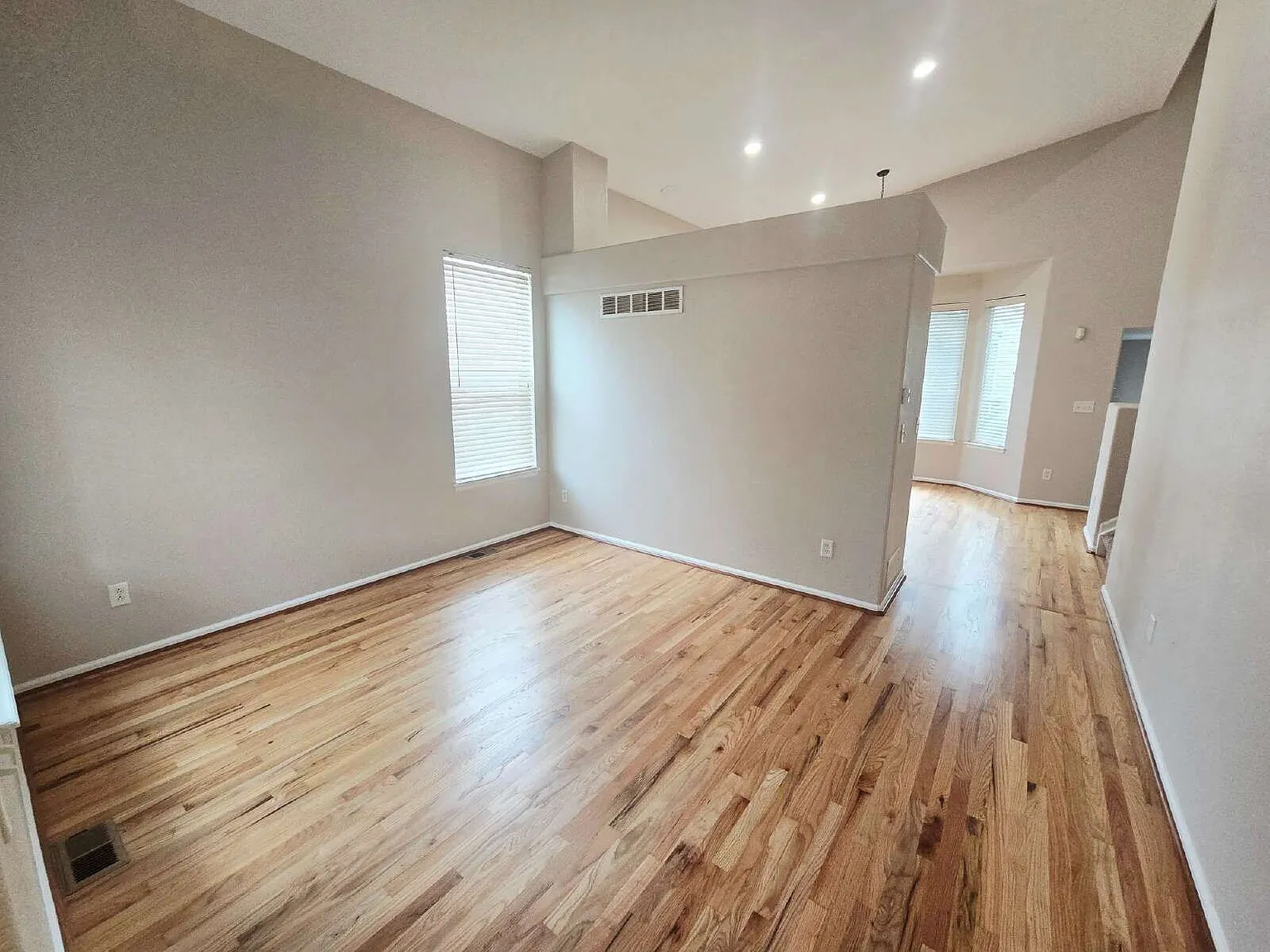 3 bed, 2.5 bath, 1300 sqft, $2,700 — Photo 2