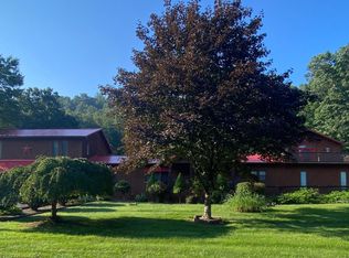 1135 N Sandbranch Rd, Mount hope, WV 25880