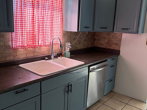 5th image of 2920 Texas St NE