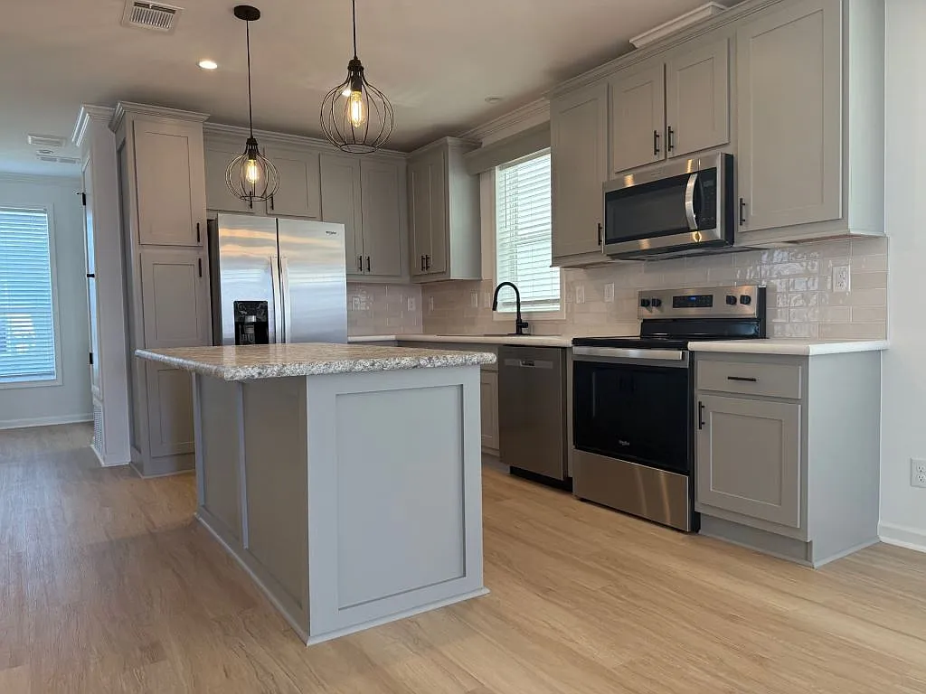 3 bed, 2.0 bath, 1356 sqft, $1,629 — Photo 2