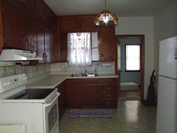 3rd image of 501 E 5th St