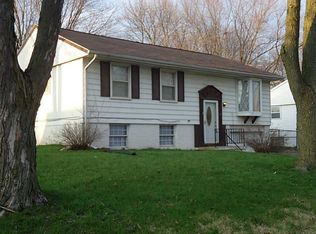 3216 Bayberry Dr SW, Cedar Rapids, IA 52404